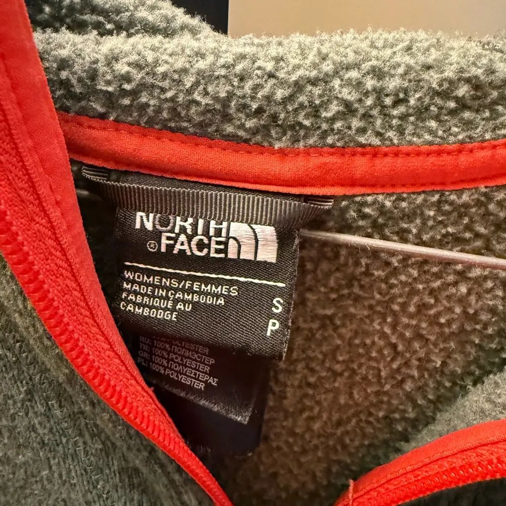 NWOT-  Women's 1/4 Zip Jacket Size S Logo Hooded Pockets Green - Image 3