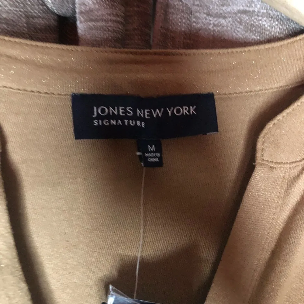 NWT Jones New York Gold Metallic Button Front Cropped Sleeve Shirt Size Medium - Image 7