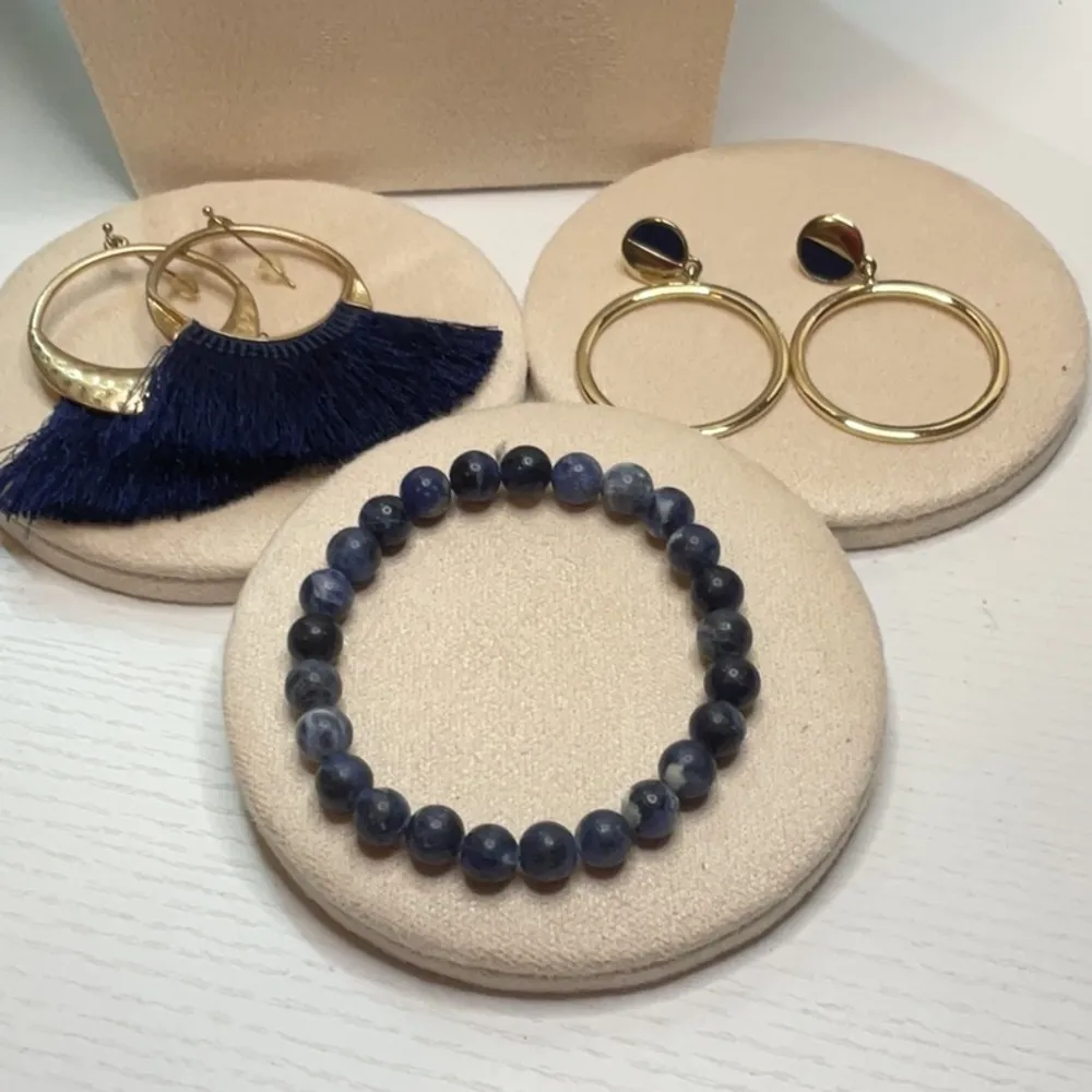 Vintage necklace, two pairs of earrings and a sodalite stretch bracelet Blue - Image 3