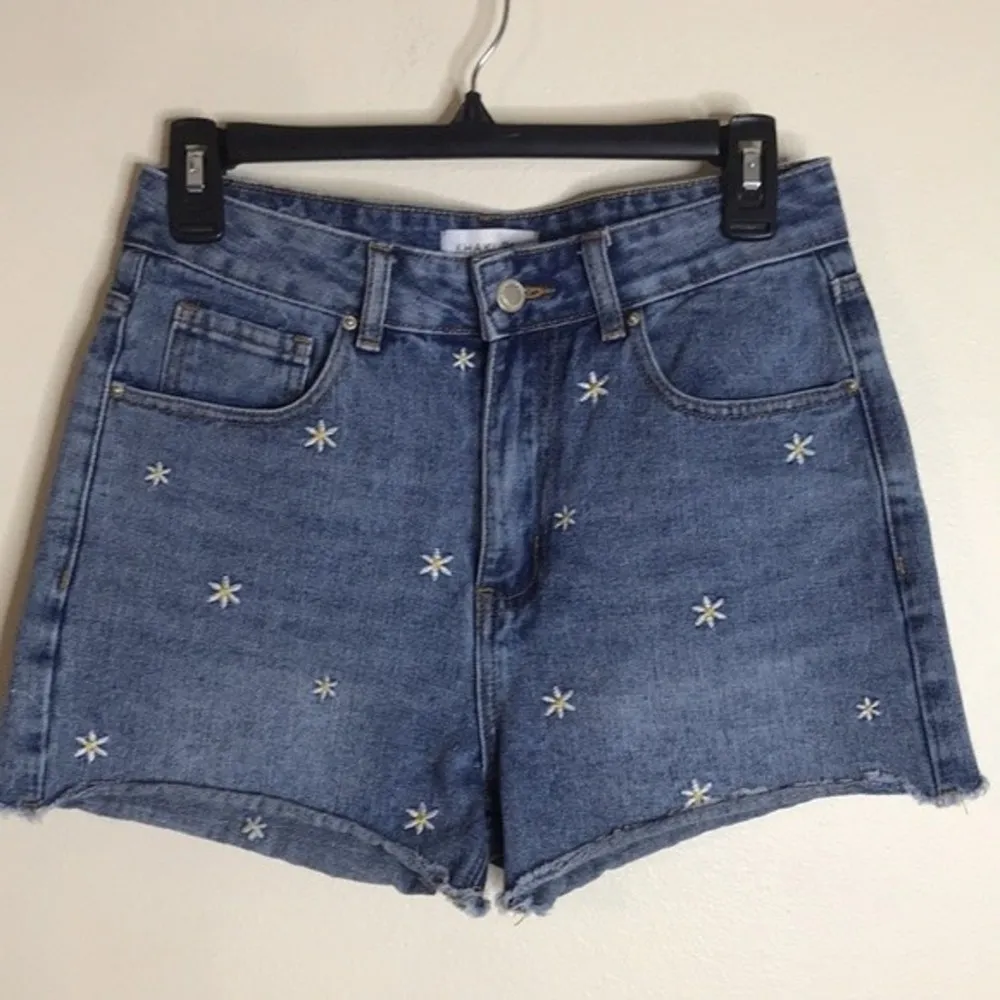 Khaki + blue ladies cut off denim shorts with daisies print size 28 - Image 2
