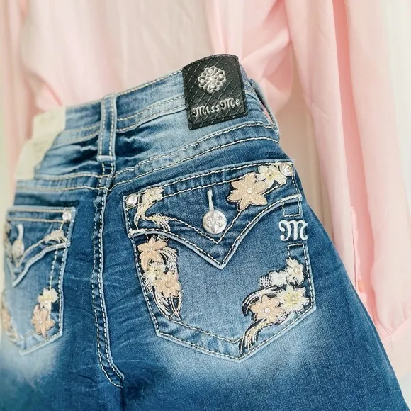 Miss Me RARE Floral Pocket
Styling Embroidery Gemstone Mid-Rise Short sz 28 NWT - Image 2