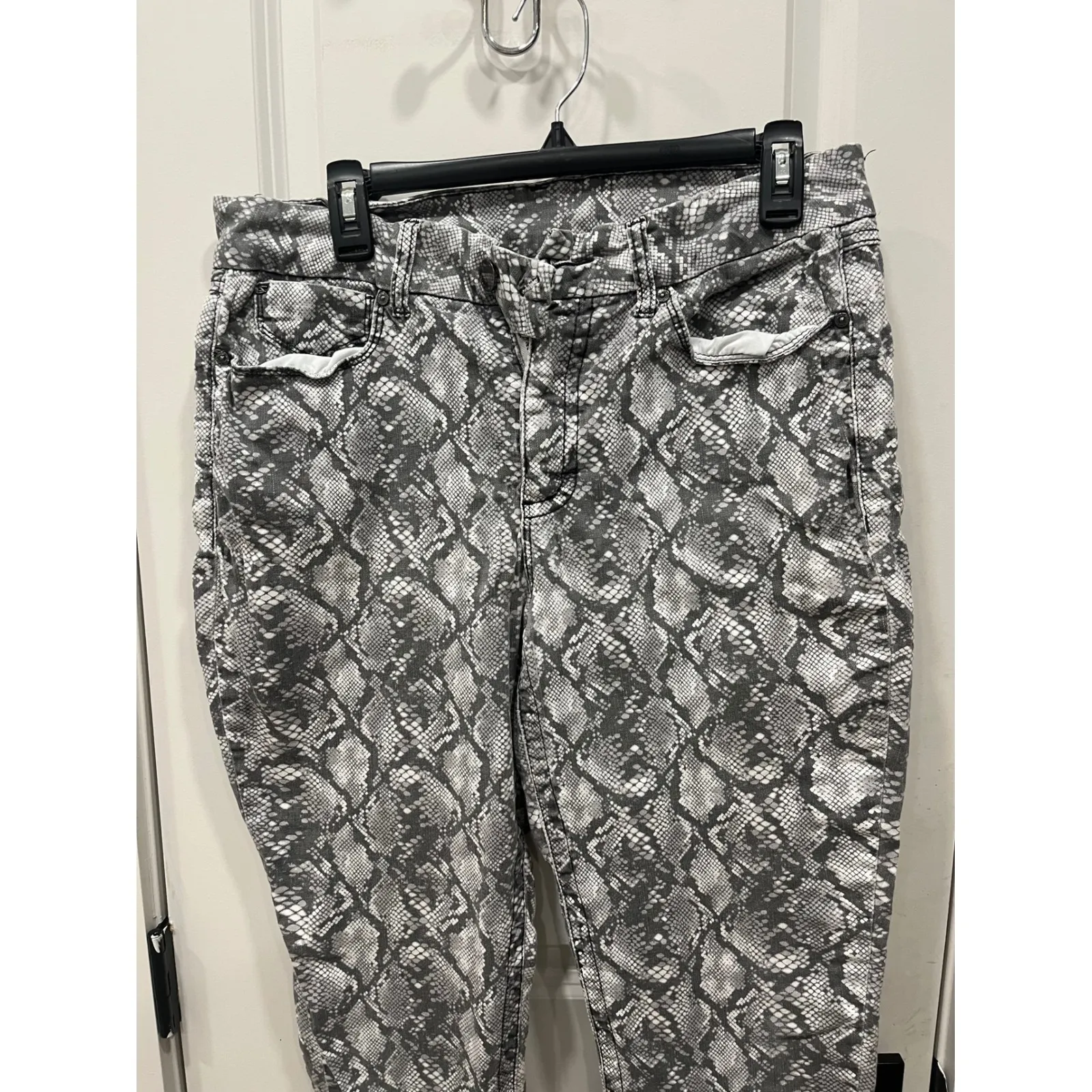 Women's Seven7  Snake Print Jeans Skinny Fit Gray White Denim Pants Size 14 - Image 5