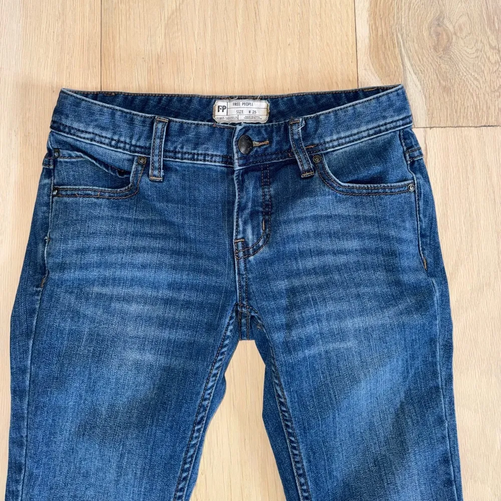 Free People Distressed Blue Jeans Size 25 - Image 2