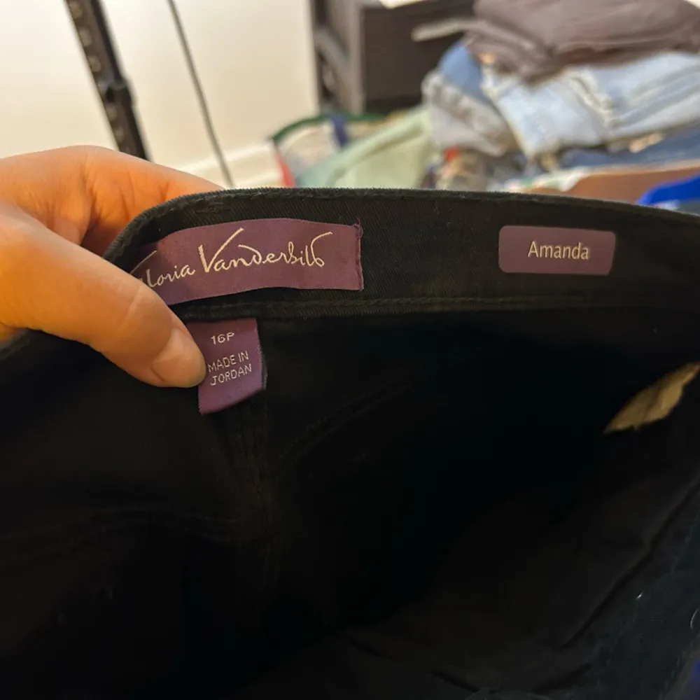 NWT Gloria Vanderbilt Black Tapered Leg Slimming Jeans - Image 3