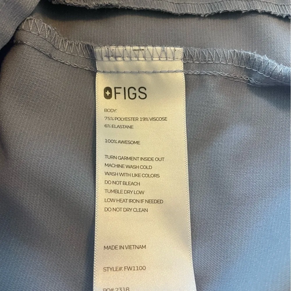 FIGS Women's casma 3 pocket scrub top. Size XS. Vapor blue rare color - Image 4