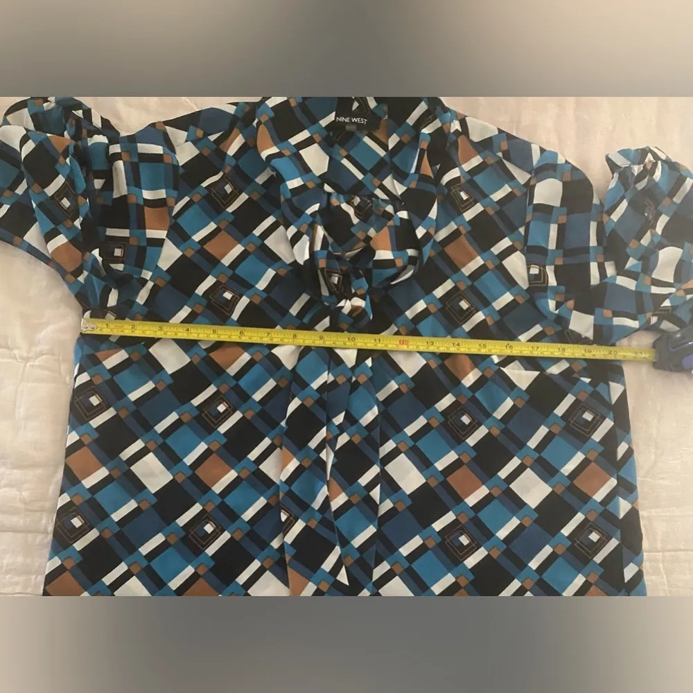Nine West Top Women's Medium Blue Lagoon Geometric Print Tie-Front Blouse - Image 4