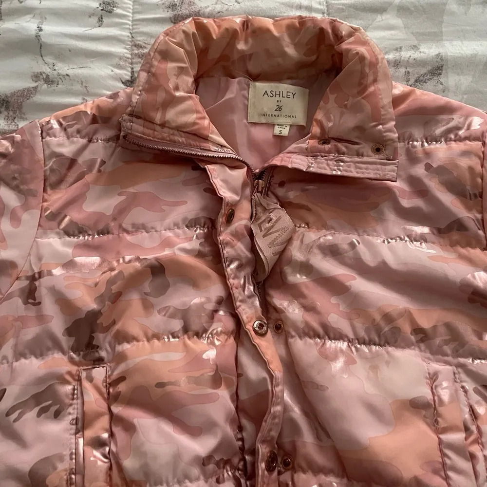Ashley by 26 International pink reflective full zip cropped puffer coat, size S - Image 16