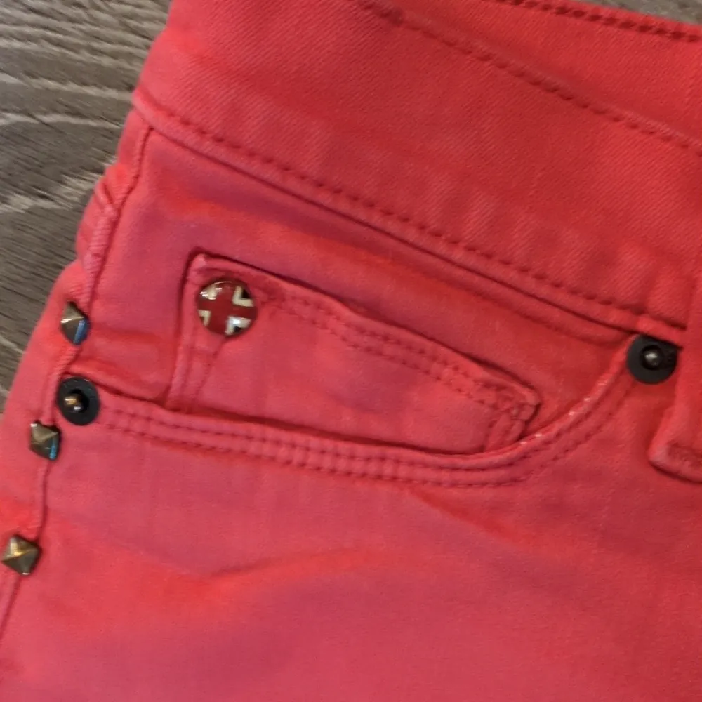 Hudson Amber Raw Edge Hem Red Shorts Size 27 - Image 3