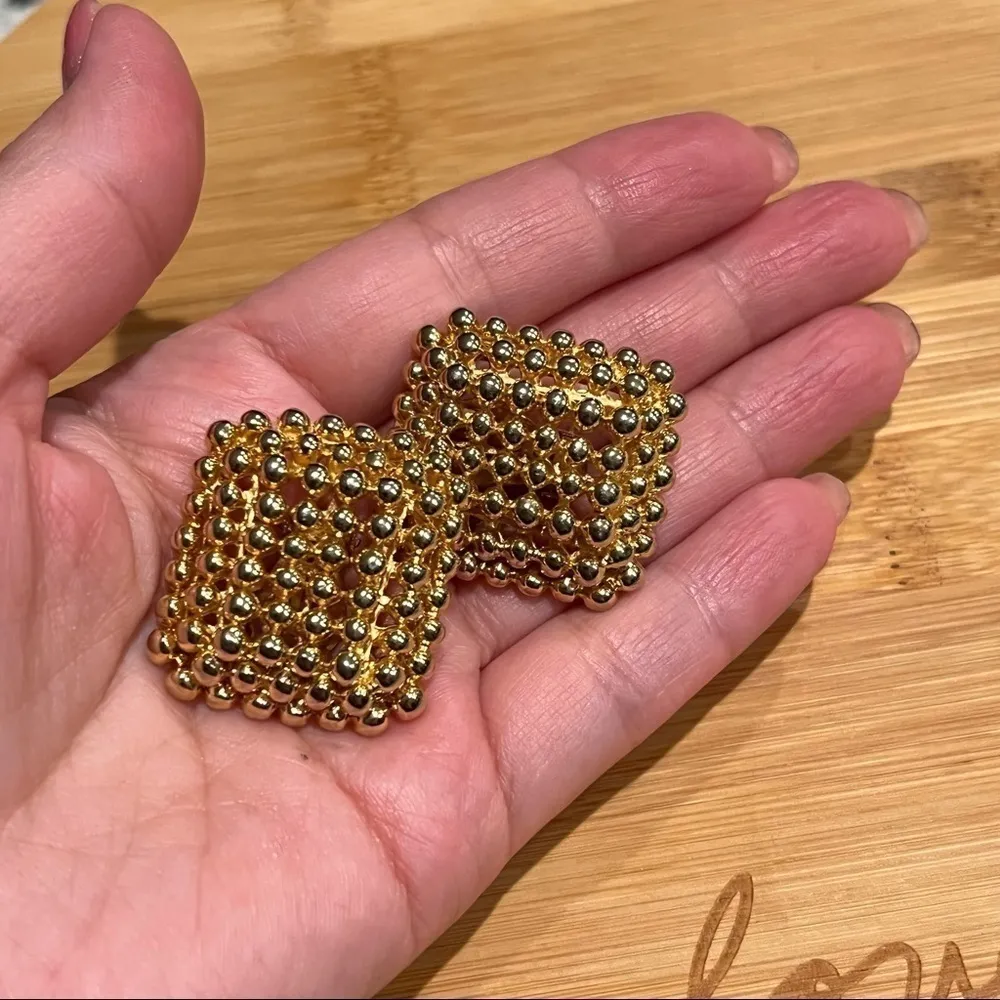 🔴 Dome 80’s vintage metal earrings, gold tone metal, clip ons. Unbranded - Image 3