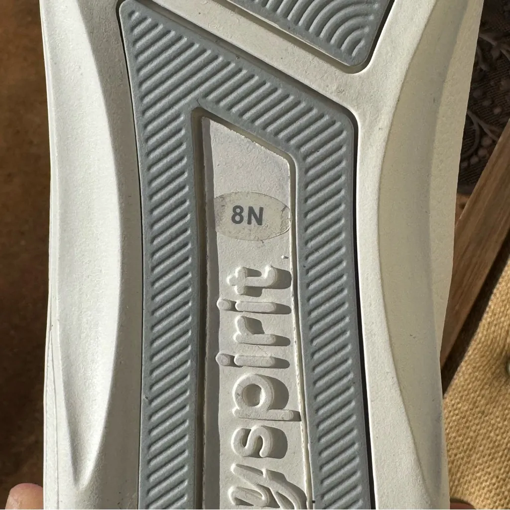 Easy Spirit  AP1 Walking Classic White Sneakers 8N - Image 9