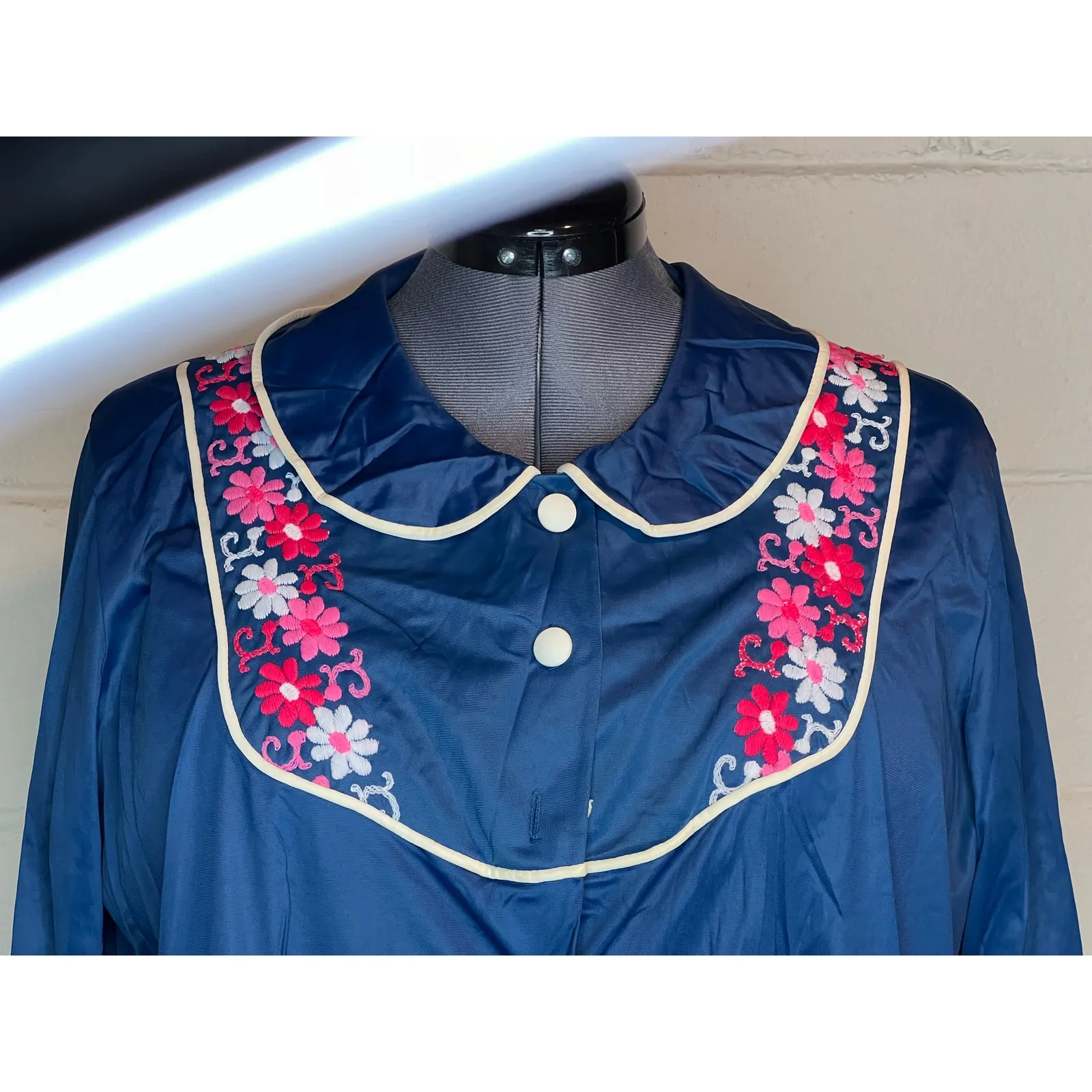 nightgown robe satin button front embroidered White Size L - Image 3