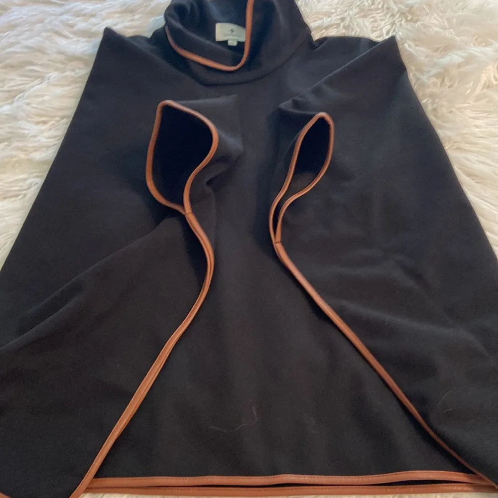TUCKERNUCK Black Poncho with Brown leather trim one size length 26” so beautiful - Image 11