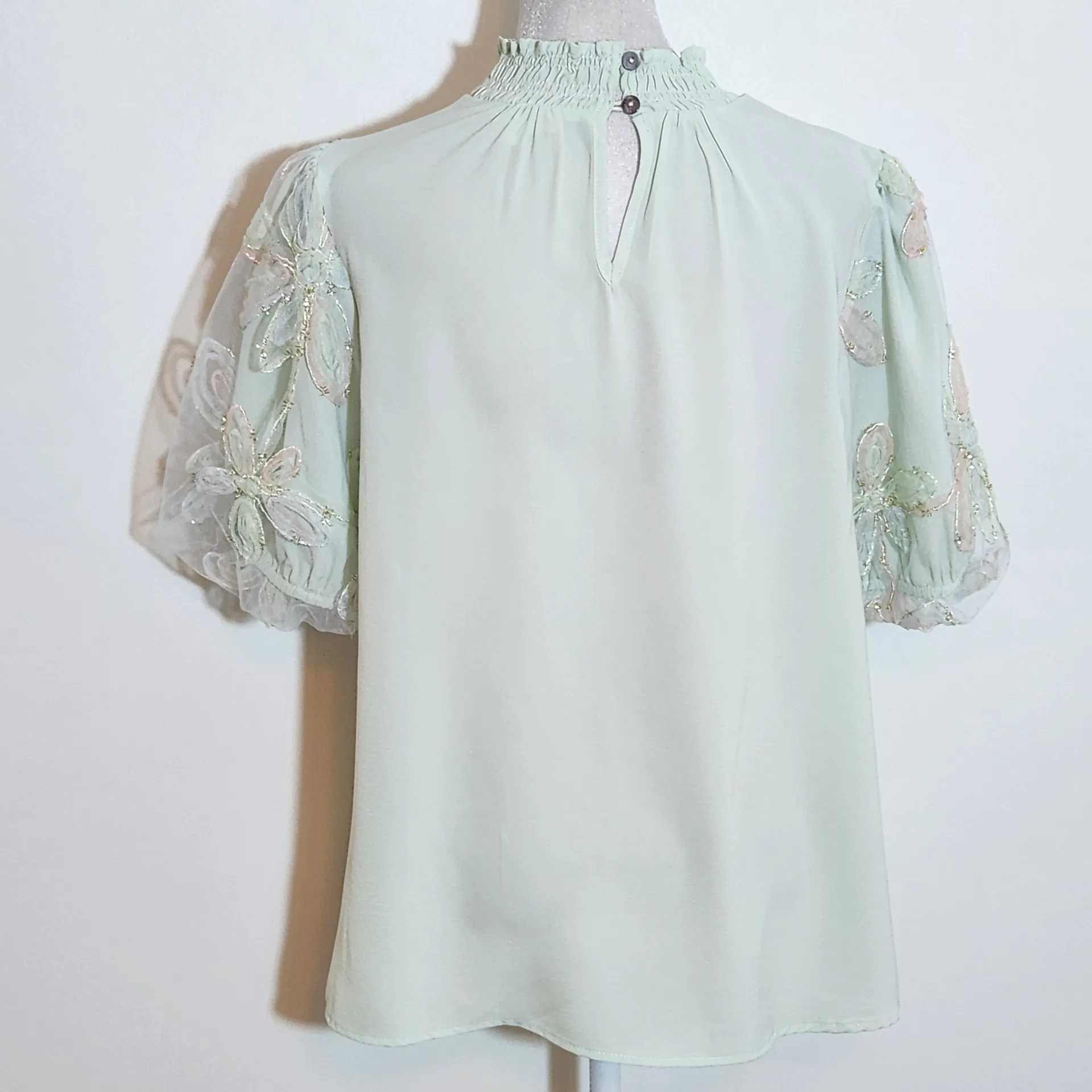 Entro Mint Green Blouse with Floral Puffy Sleeves Size Medium - Image 5