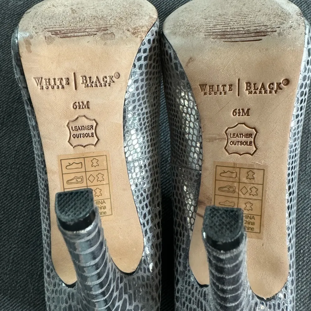 White House Black Market Silver Metallic Snake Print Pumps Size 6.5 - Image 8