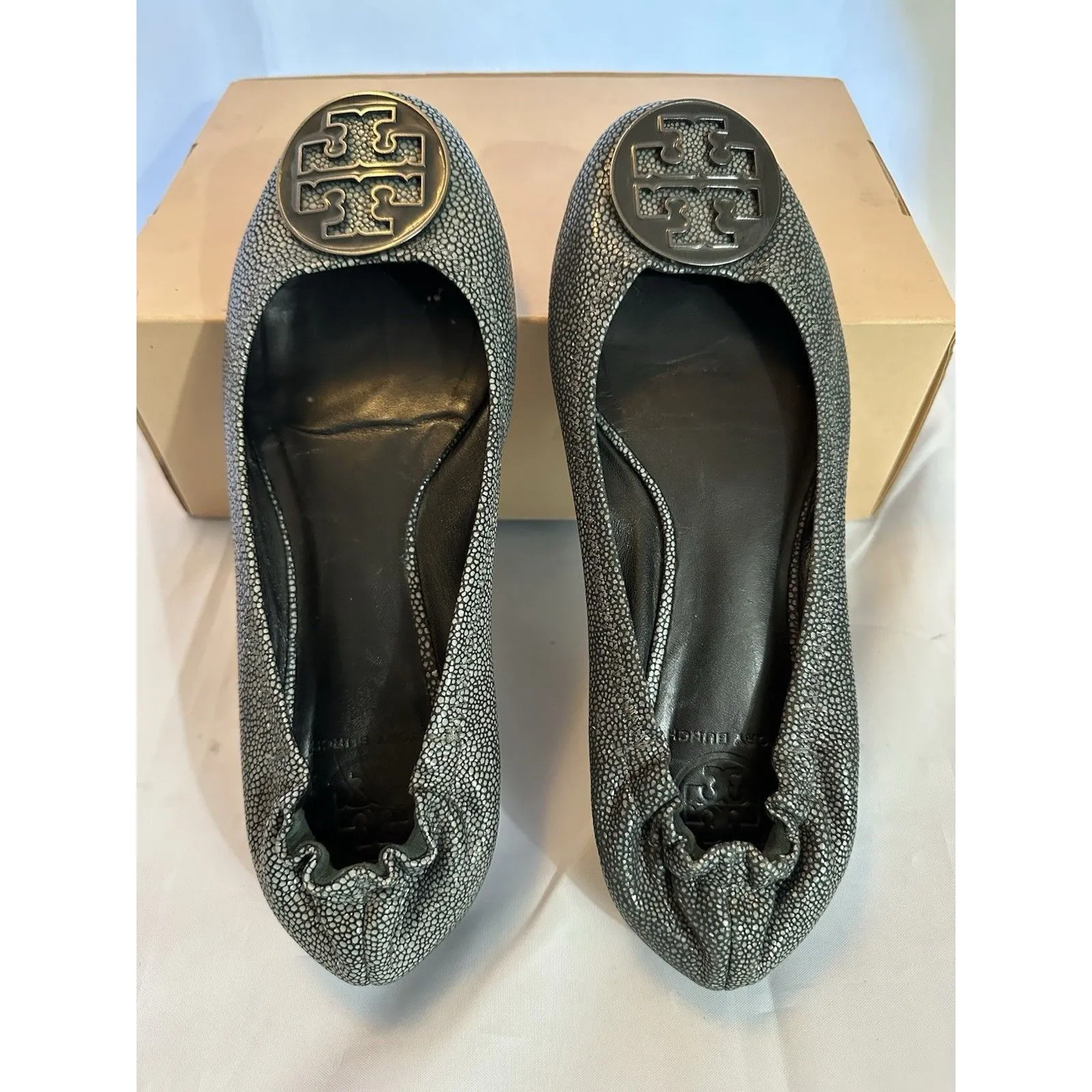 Tory Burch Reva Silver Grey Stingray Ballet Flats Size 8.5 - Image 2