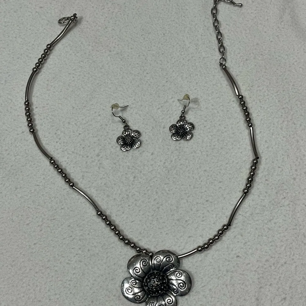 Elegant Silver Floral Necklace and Earring Set - Image 2