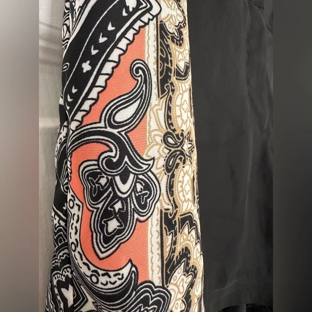 Cache  Black with side design Short Lined NWOT - Image 4