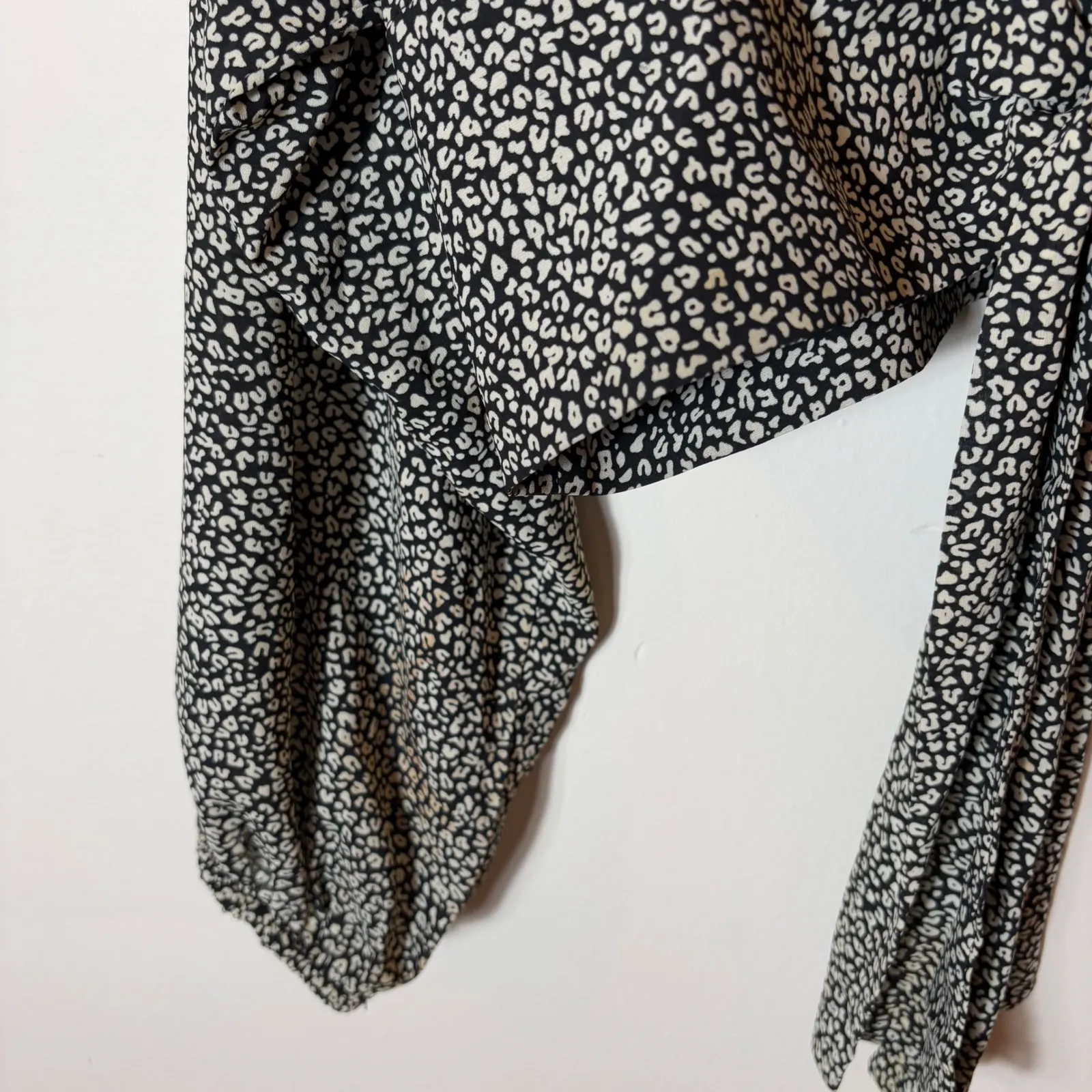 Princess Polly Black Floral Tie Front‎ Blouse Long Sleeve V Neck Size 6 - Image 4