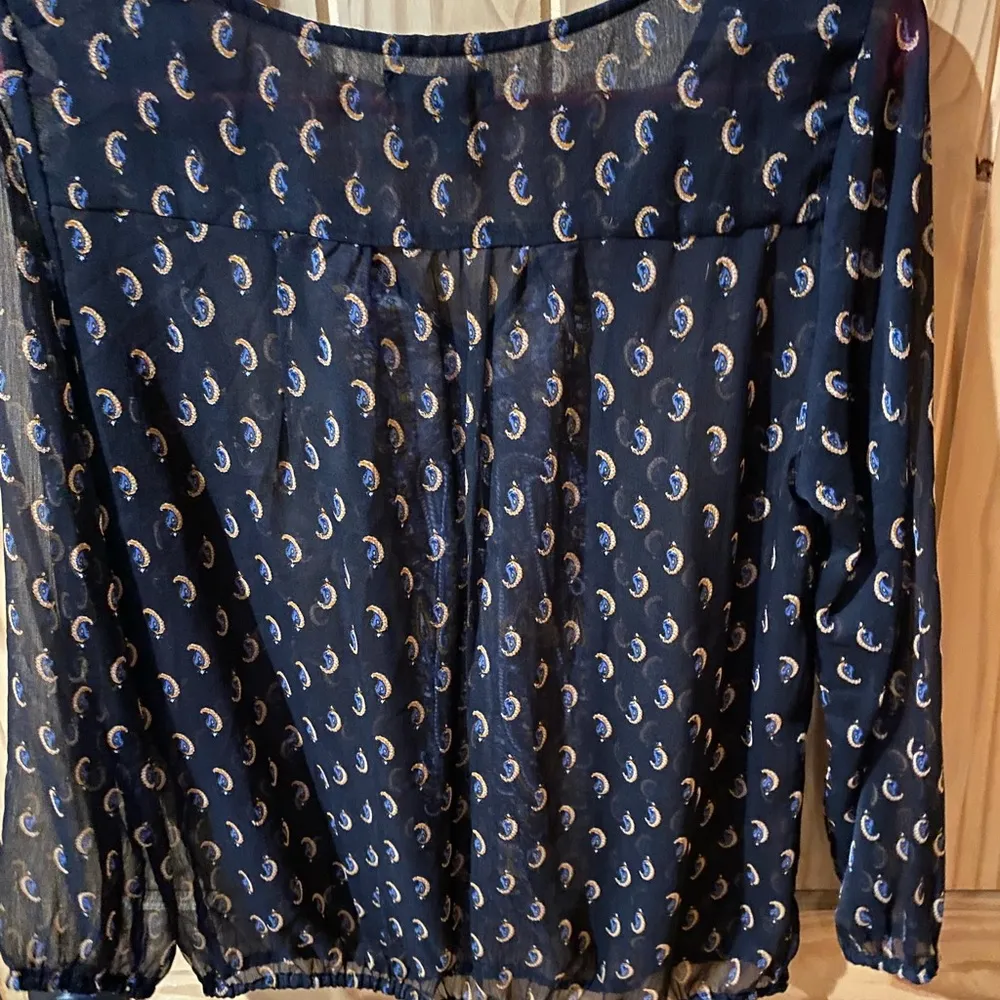 Lucky Brand Blue Graphic Blouse with Relaxed Fit and Long Sleeves - Image 6