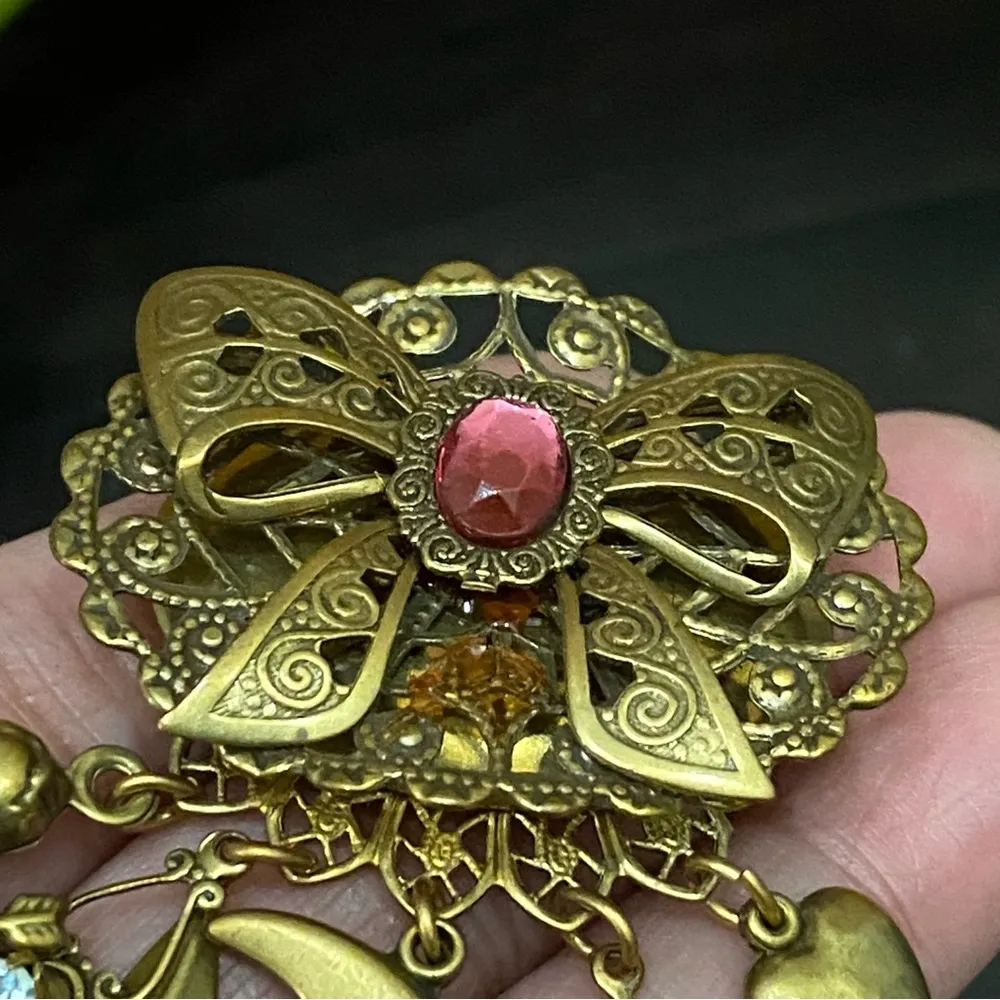 Vintage Victorian Unsigned Ornate Celestial Moon Stars Cherub Charm Brooch Gold - Image 11