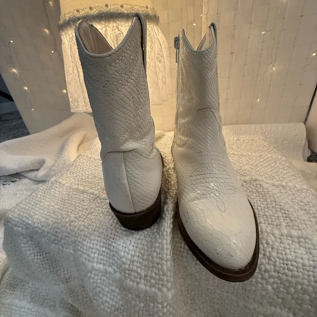 Elegant White Snakeskin Ankle Boots Size 6 - Image 3