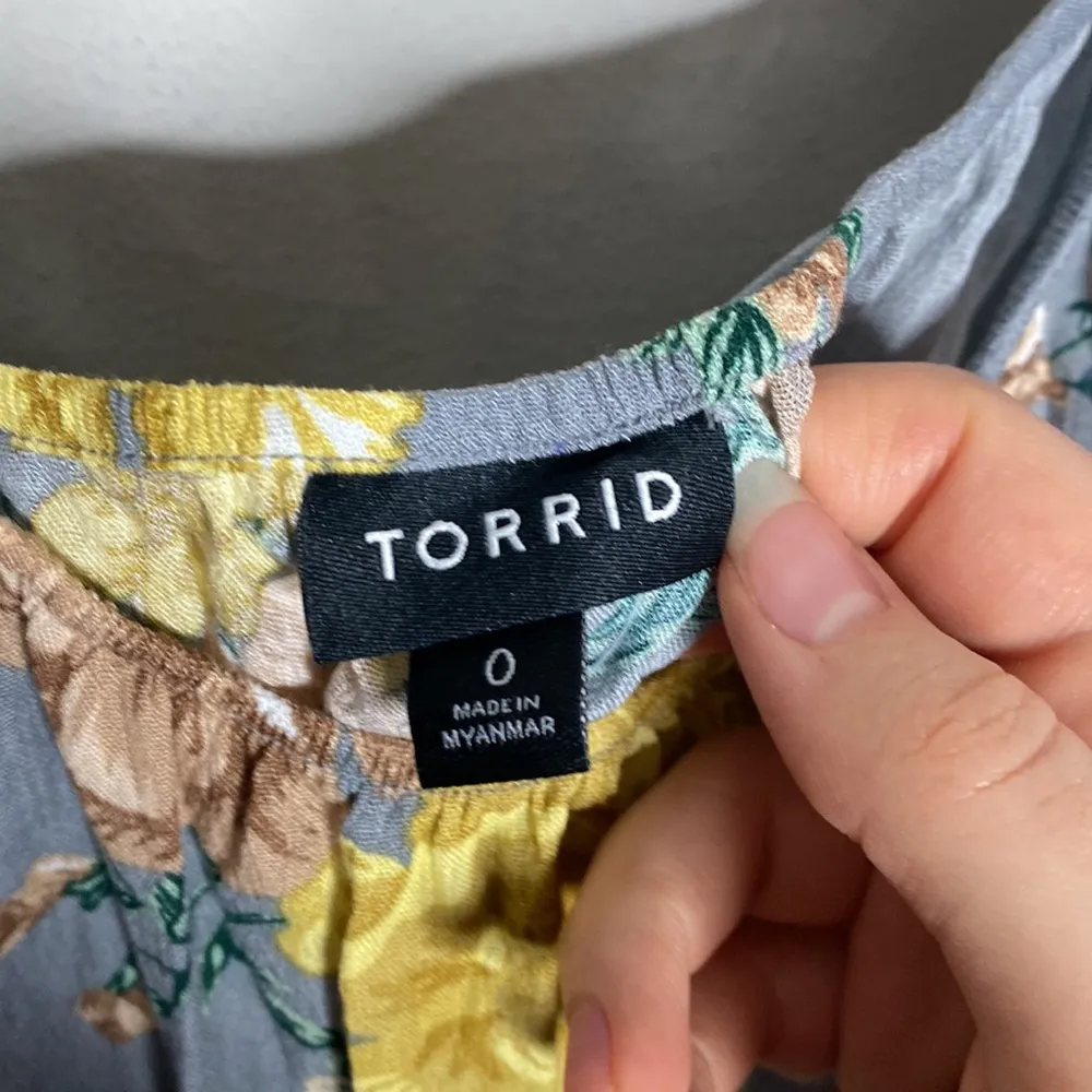 Torrid stone grey crinkled gauze cold shoulder floral blouse - Image 11