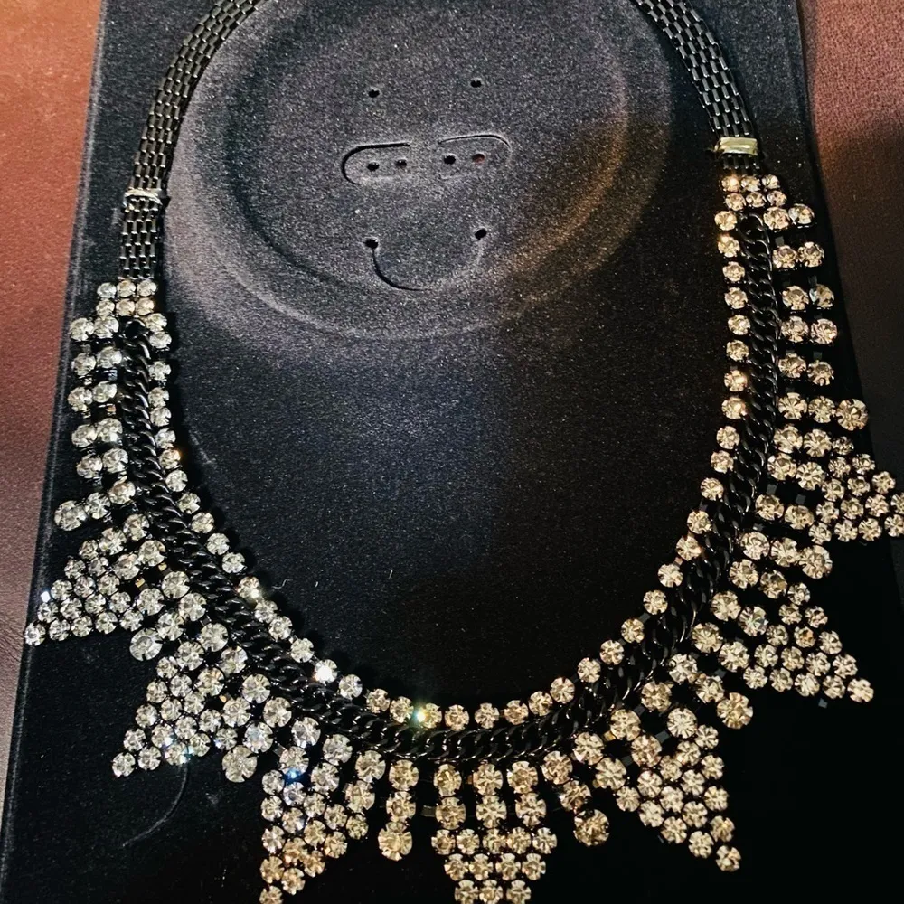 Amrita Singh Kristy Bib necklace. Australian crystals. Adjustable. NWT. - Image 3