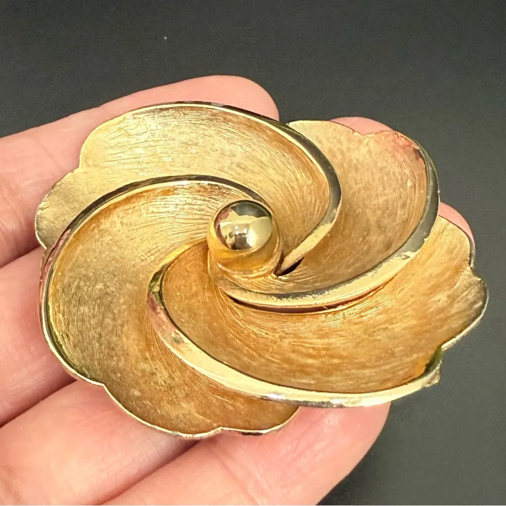 Vintage Unsigned Textured Gold - Image 8