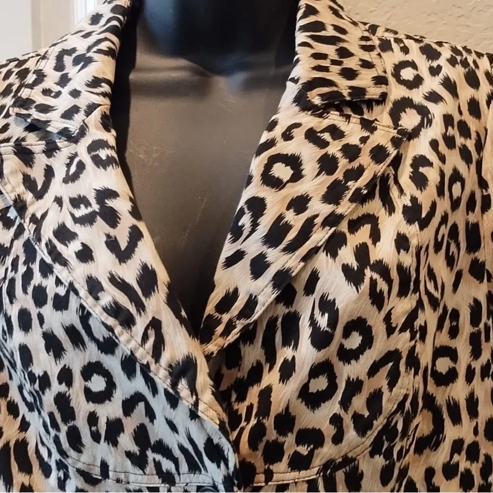 Sharagano Studio Women Leopard Print Short Sleeve Blouse  Size M - Image 2