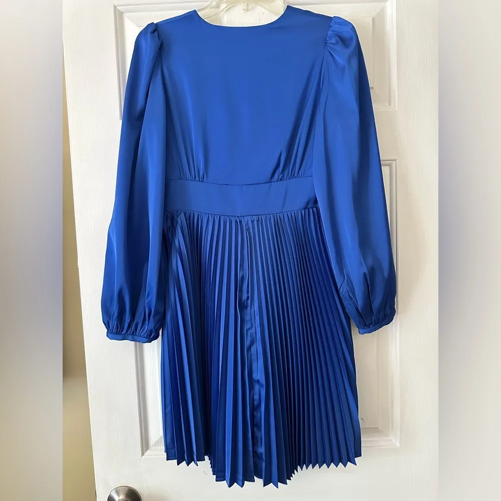 Blue boutique mini dress with pleated skirt and twist front v-neck. Size XS. - Image 4