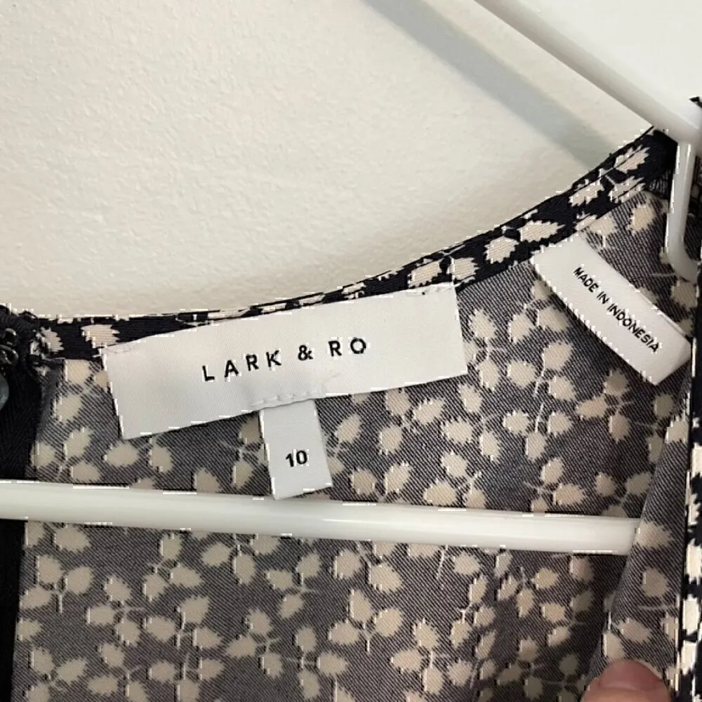 NEW NWT LARK & RO Gathered Half Sleeve V - Image 4