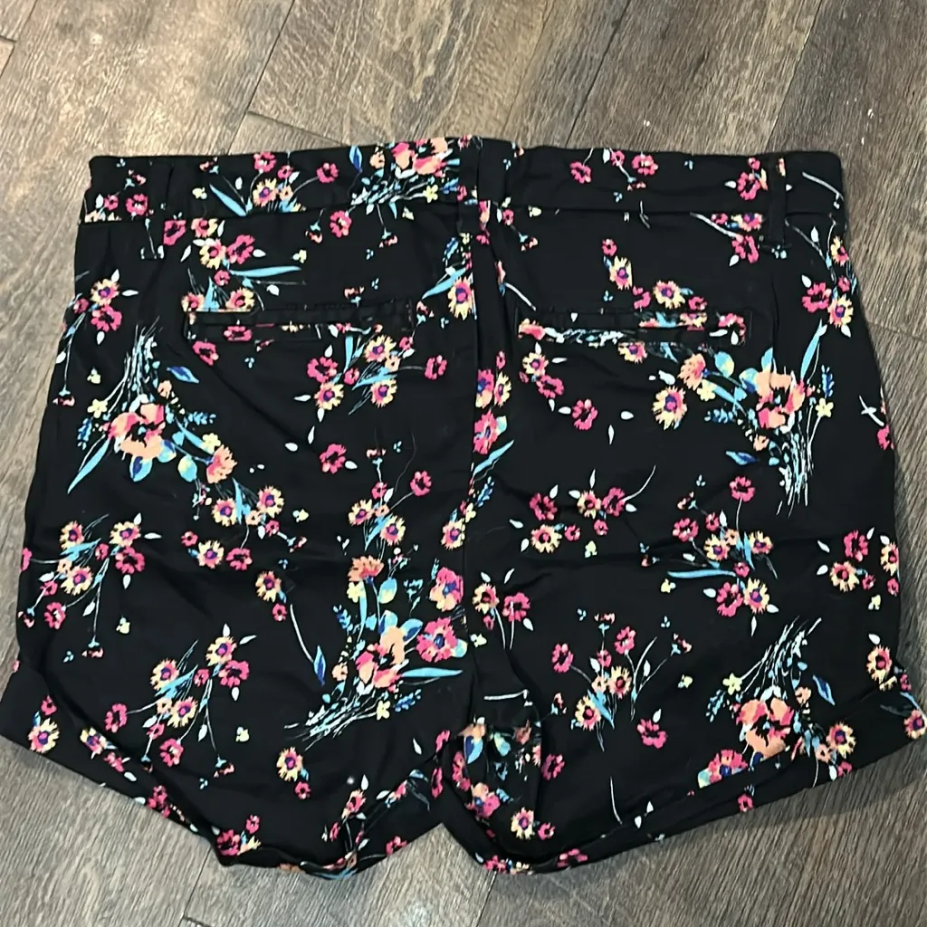 Torrid Women Size 12 Sateen Sunrise Garden Shorts Cuffed Black Floral Flat Front - Image 4