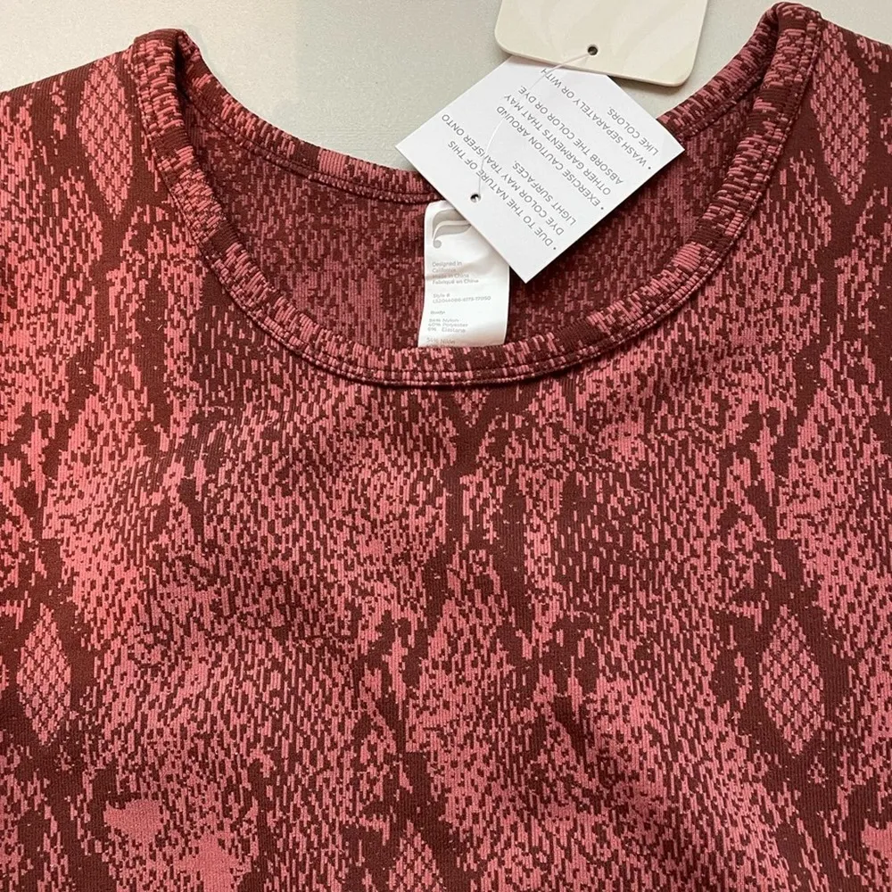 Fabletics Kamila Seamless Long Sleeve Snake Print Cherry Crop Top L NEW w/Tag - Image 2