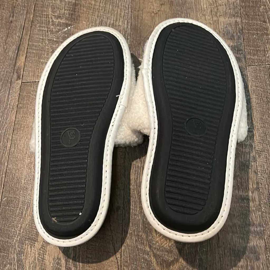 Victoria’s Secret Limited Edition Sherpa Red Heart /Ivory Slippers Brand New L/G - Image 5