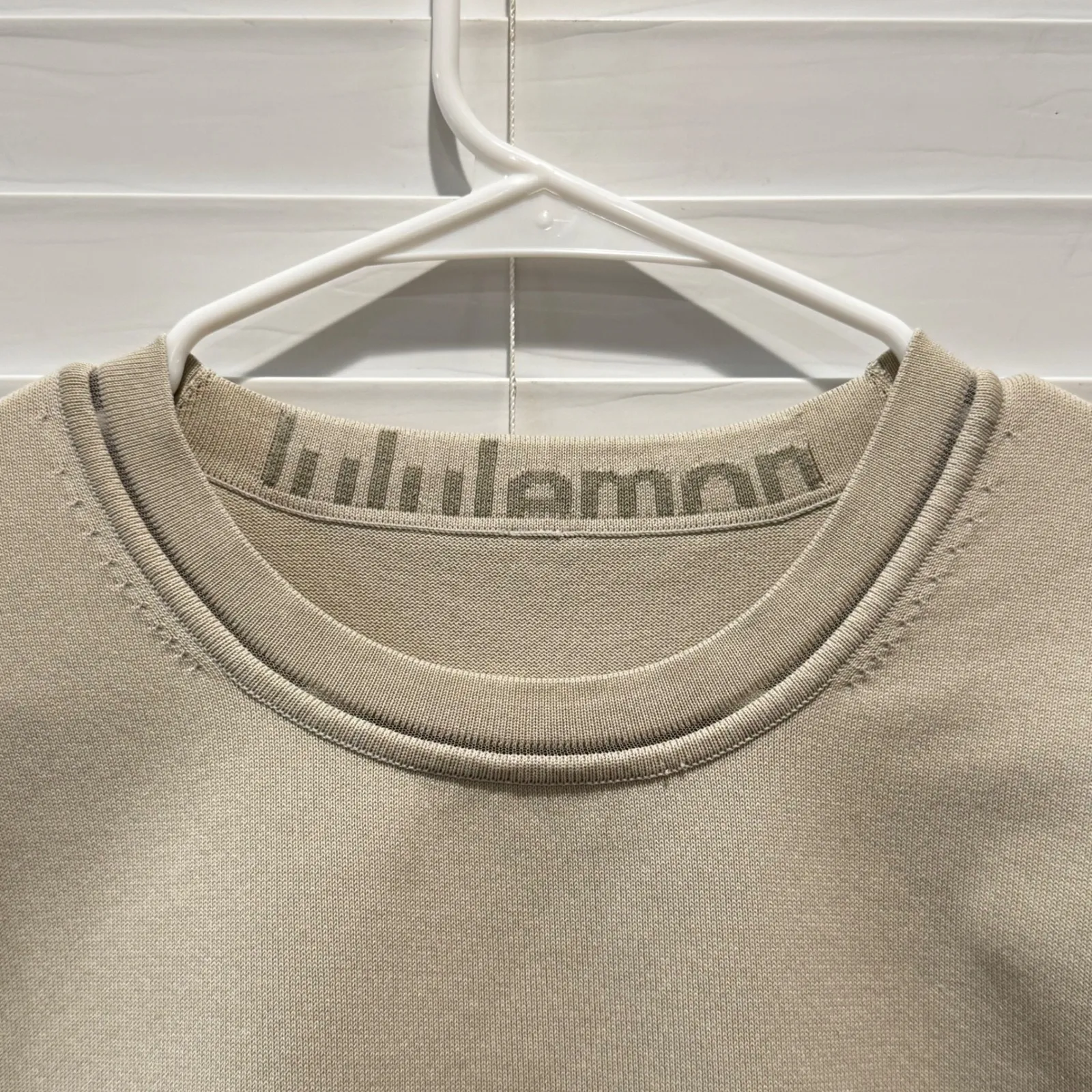 Lululemon Tan Crew Neck Short Sleeve Stretch Cropped T Shirt Top Womens Large - Image 2