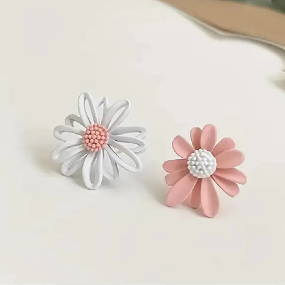 Unique Asymmetric Daisy Flower Design Stud Earrings - Image 2