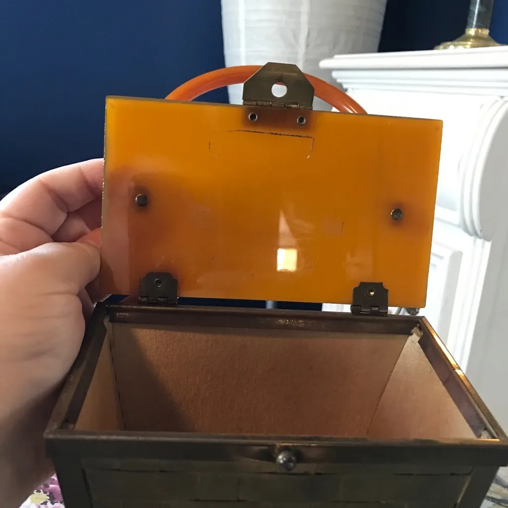 VINTAGE 1950'S GOLD METAL BASKET WEAVE AND CARAMEL CELLULOID TOP BOX CASE - Image 9