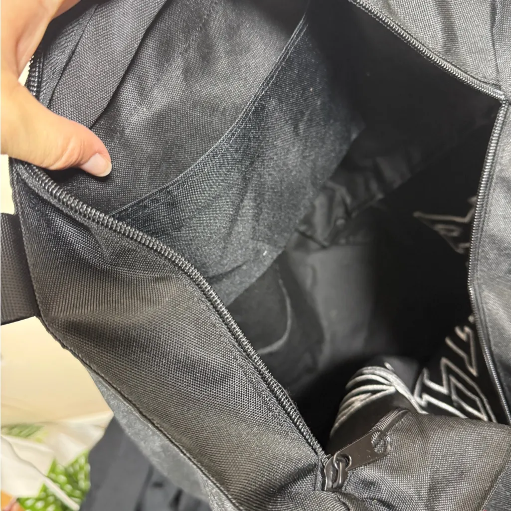 Victoria’s Secret NWT Zip Top Holiday Plaid Tote Bag - Image 6