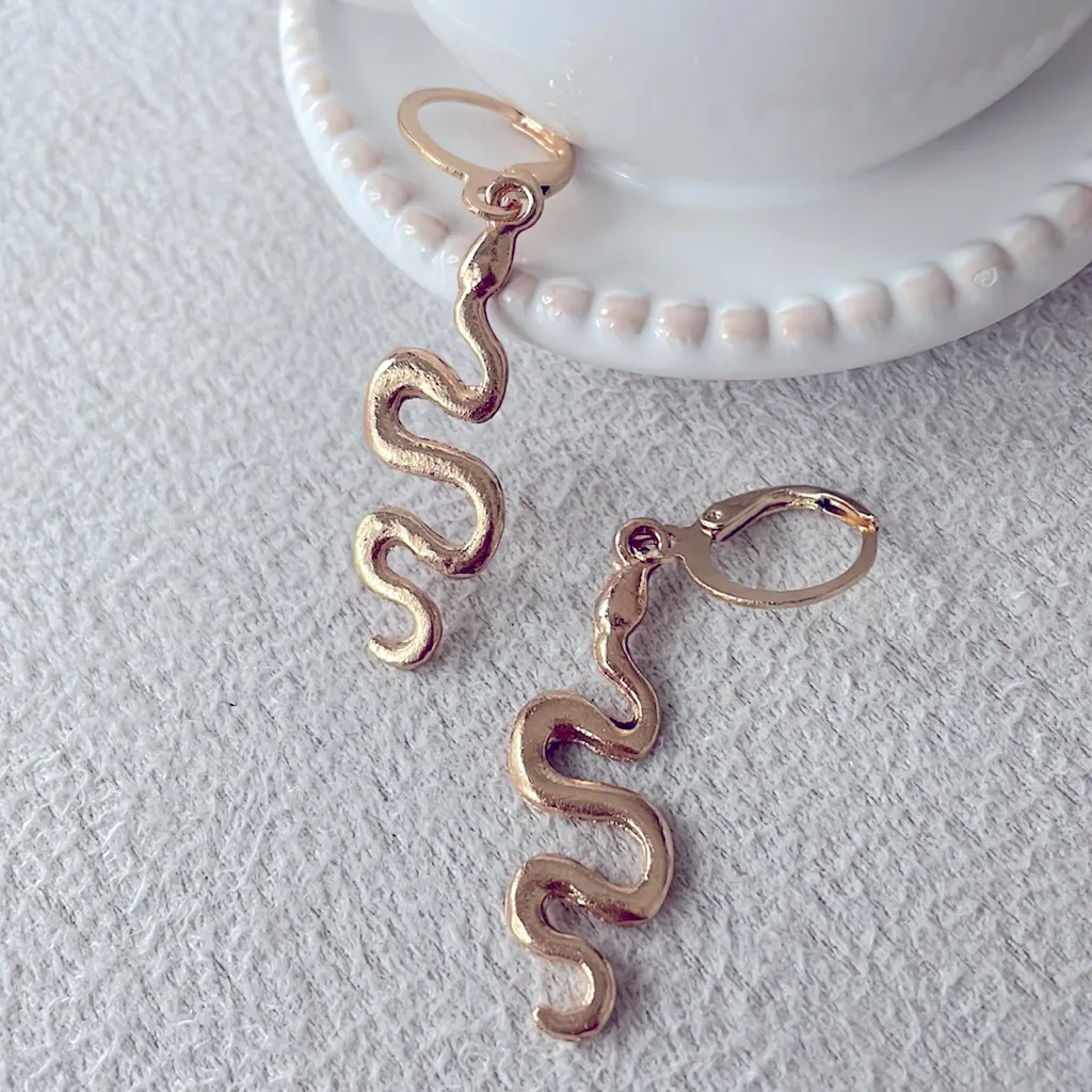 Squiggle snake dangle earrings Gold - Image 2