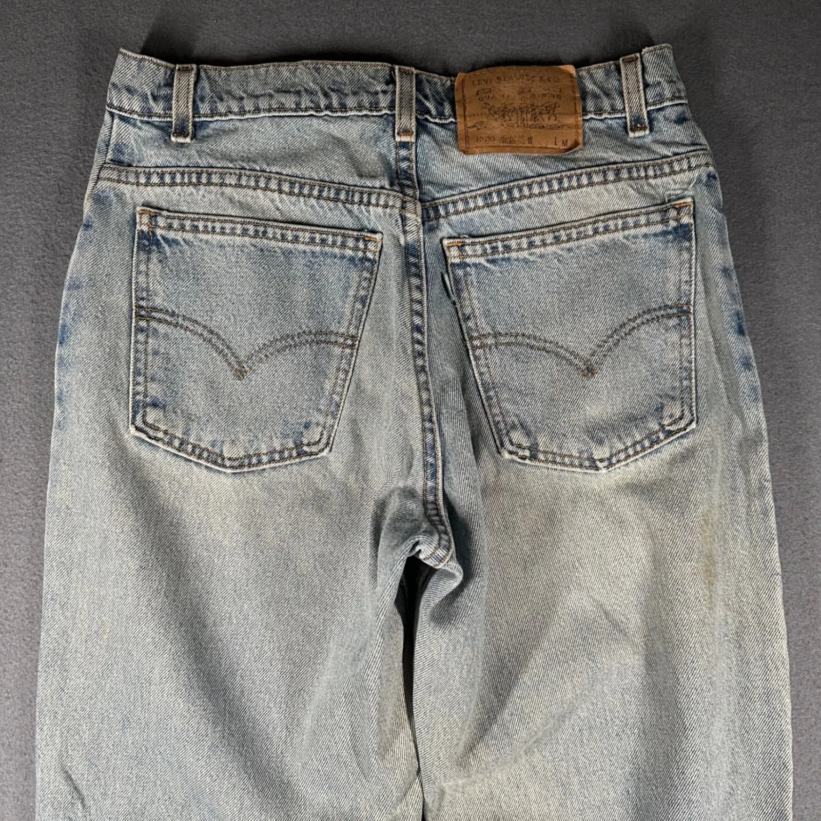 Vtg Levis 950 Relaxed Fit Tapered Leg Jeans Womens 11 JR Light Wash Stained - Image 13