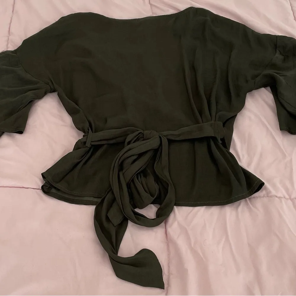 Cupcakes and Cashmere Yeta green wrap tiered bell sleeves blouse, size S party - Image 12