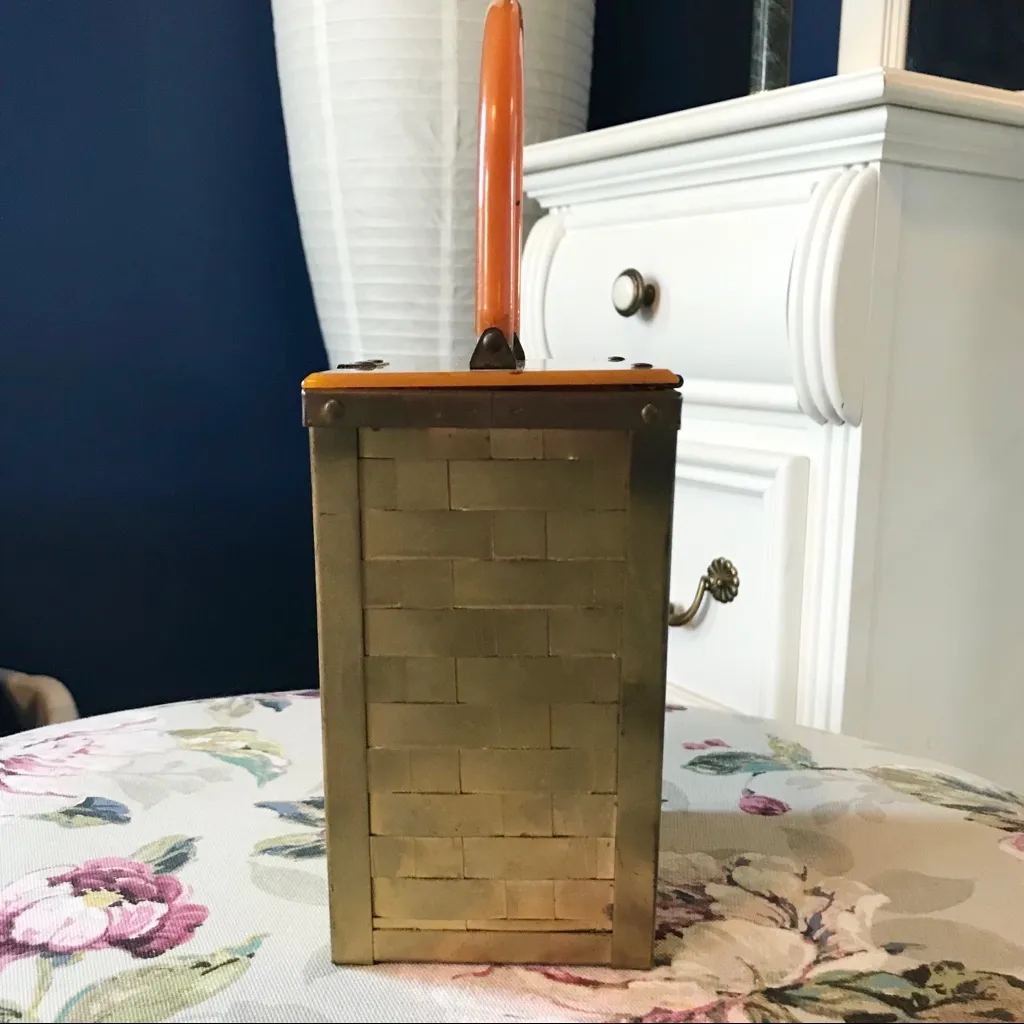 VINTAGE 1950'S GOLD METAL BASKET WEAVE AND CARAMEL CELLULOID TOP BOX CASE - Image 5