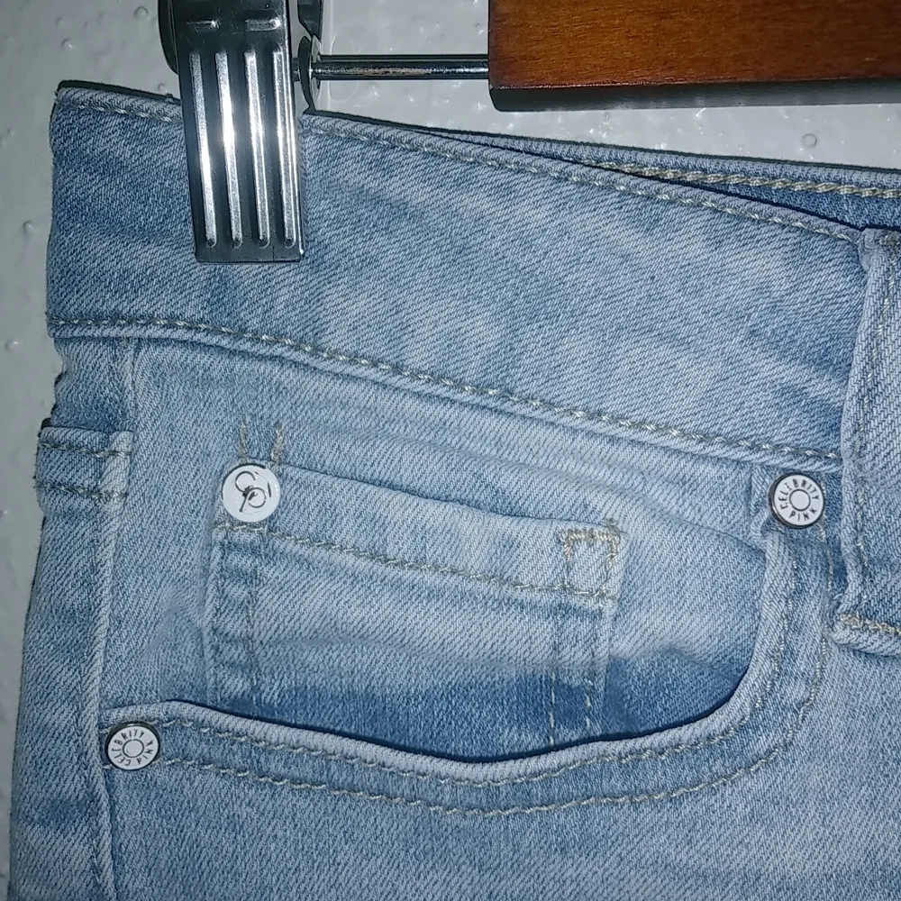 Celebrity Pink The Honey 5 29 Cuffed Raw Hem Light Wash Jeans Shorts - Image 4