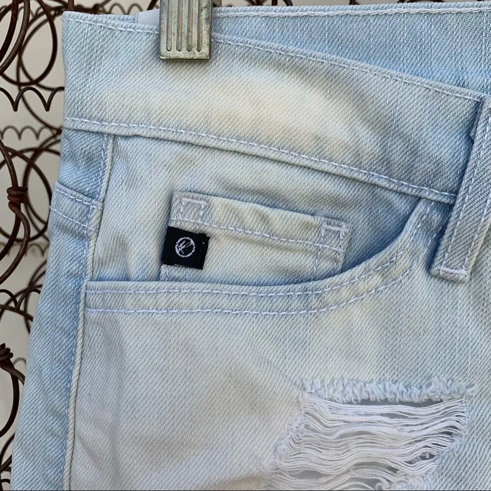 KanCan mid rise boyfriend fit distressed jean shorts Size 24 White - Image 4