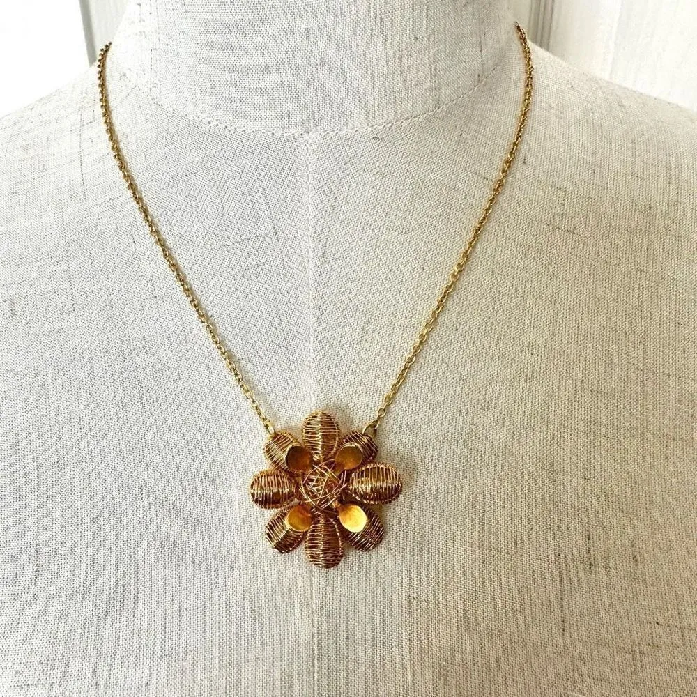 Claudia Lobao gold tone flower pendant necklace - Image 2