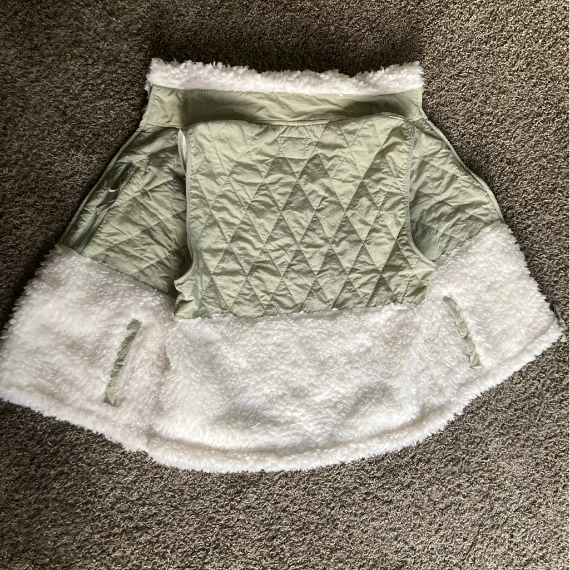 Abercrombie & Fitch Quilted Sherpa Vest – Soft Collection Size L - Image 11