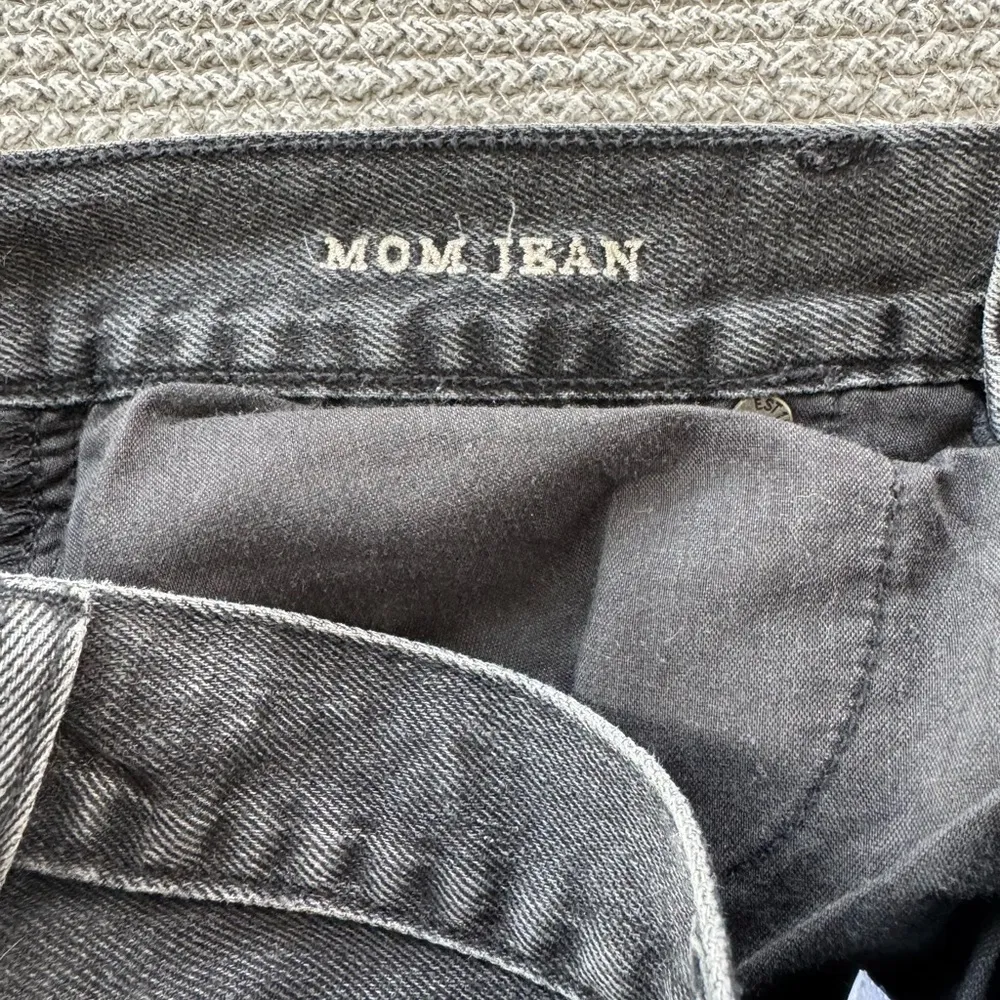 American Eagle Faded Black High Rise Mom Jean Straight Leg Raw Hem Size 6 - Image 4