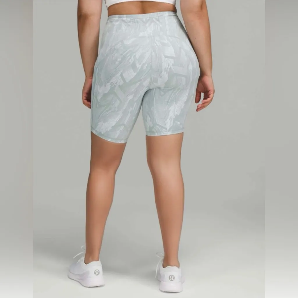 Lululemon Swift Speed High-Rise Short 8 Reverberate Chevron Silver Blue Wht Sz 8 - Image 2