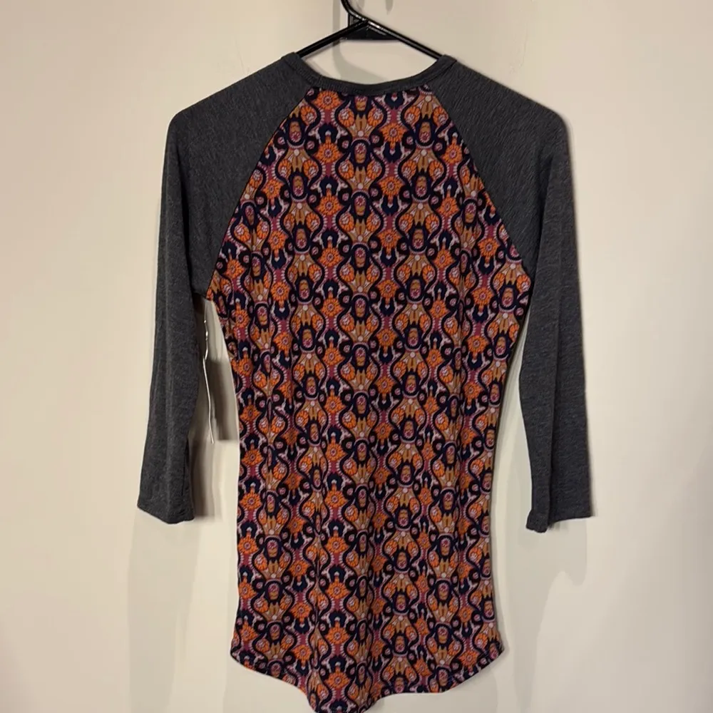 LuLaRoe Gray Fitted Raglan Graphic Jersey - Image 7