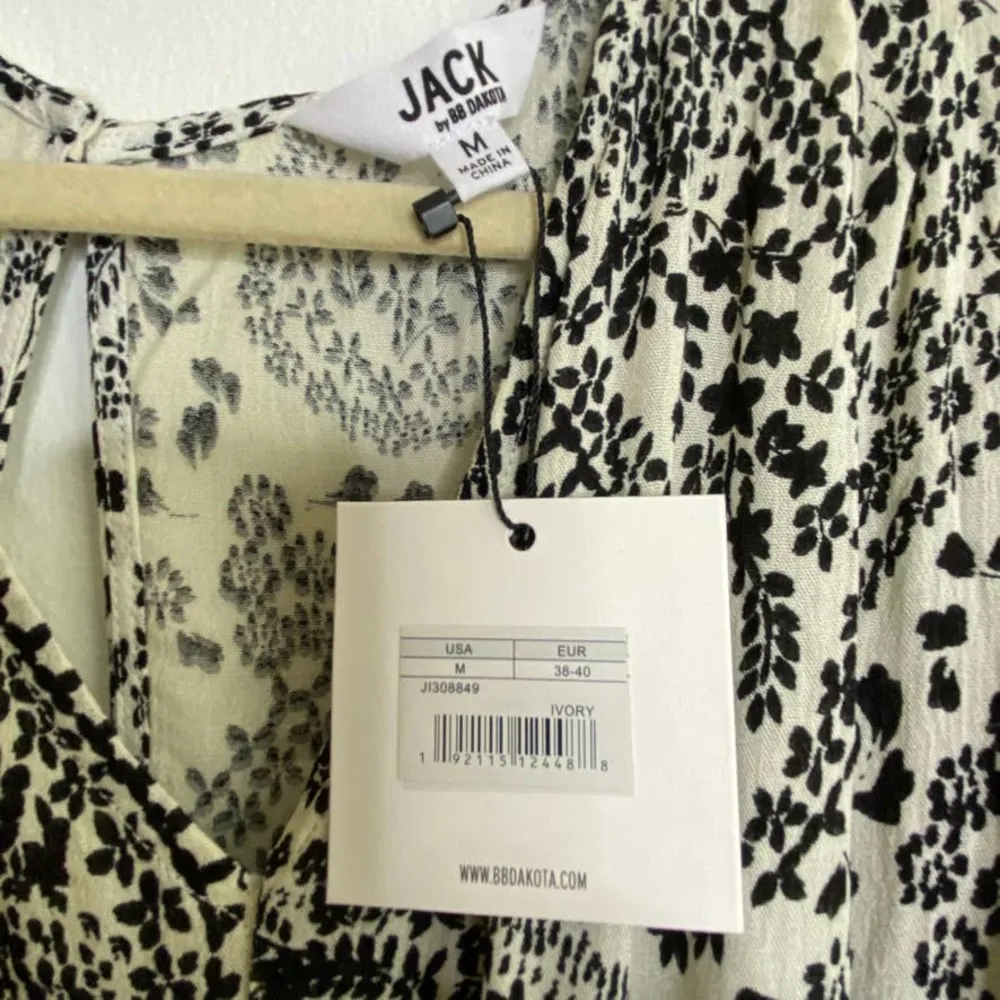 Jack BB Dakota Women's Electric Feels Paisley Printed Dress w/ Romper Shorts Md - Image 4